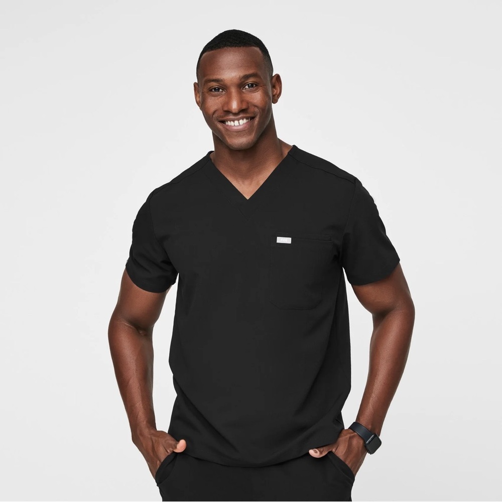 FIGS Leon Three-Pocket Scrub Top Black Size M